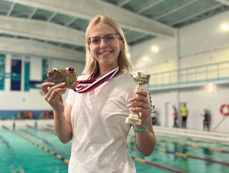 Тренер из Карпинска заняла два первых места на соревнованиях по плаванию