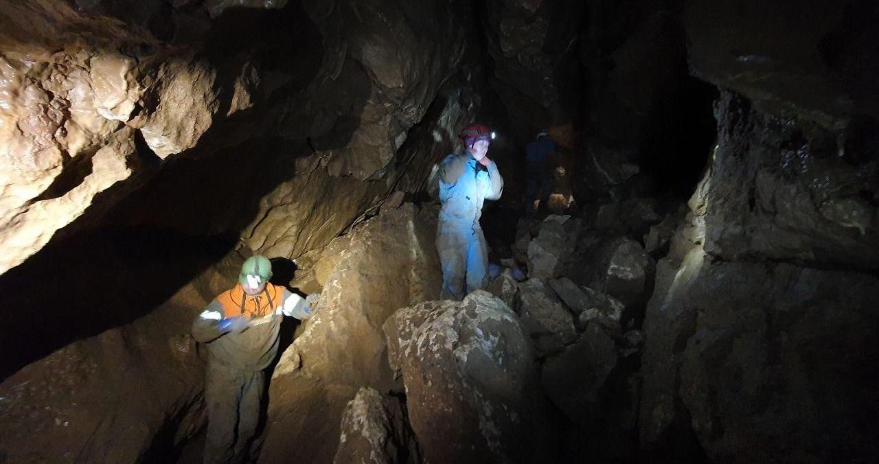 Командировка во мрак. Что уральские спелеологи ищут в пещерах рядом с Карпинском
