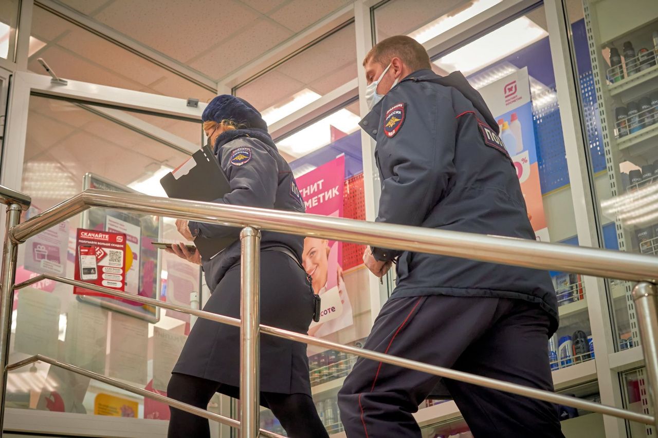 В Карпинске продолжают штрафовать за нахождение в магазинах без маски