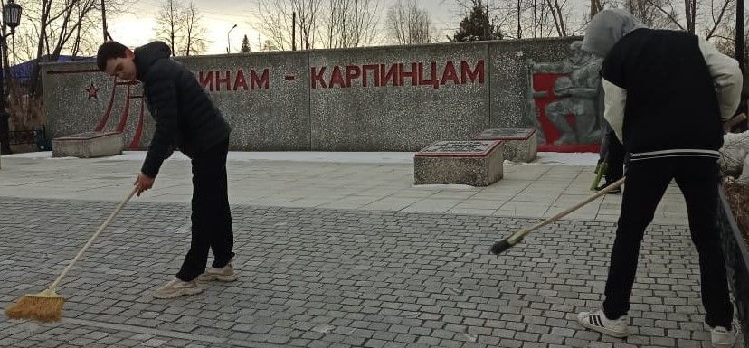 Школьники и библиотекари очистили от мусора территорию памятника «Павшим в 1941–1945»