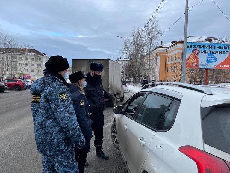 В Карпинске останавливали автомобили в поисках водителей-должников