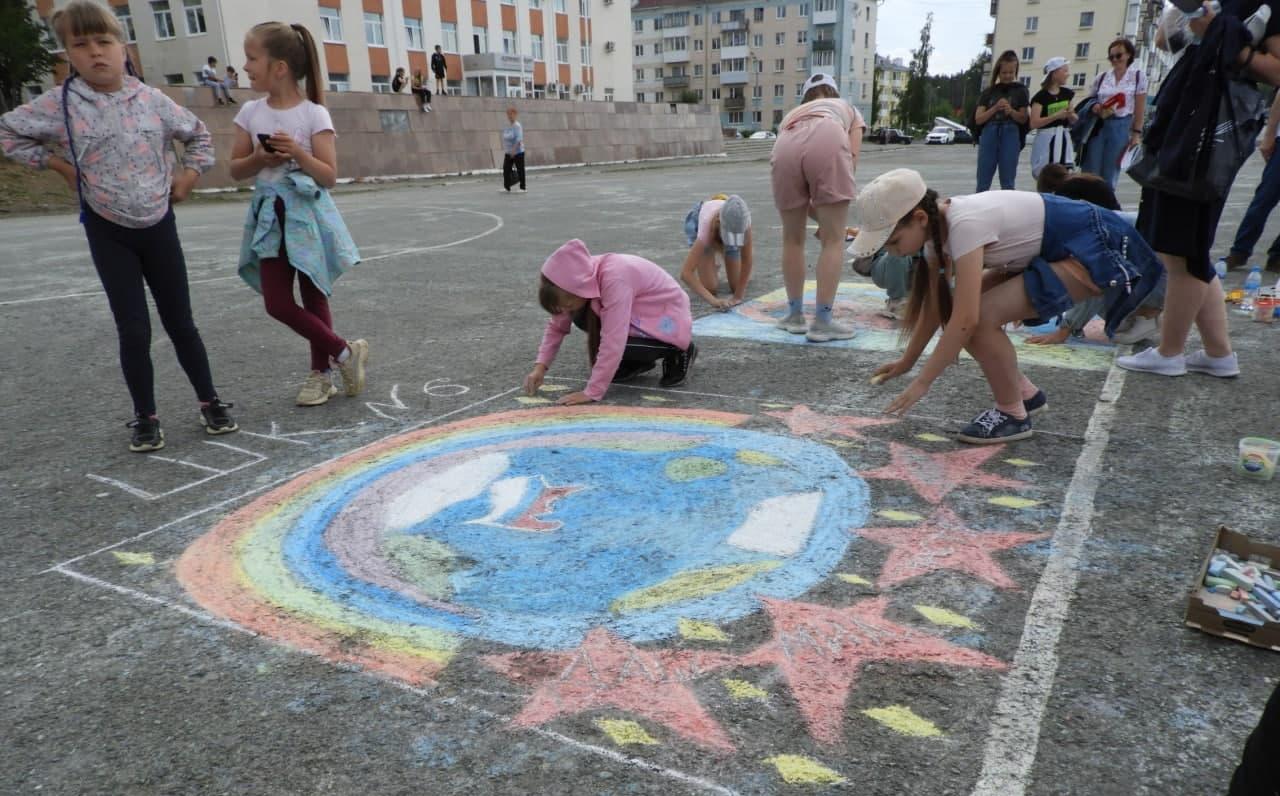 На городской площади состоялся конкурс патриотических рисунков на асфальте