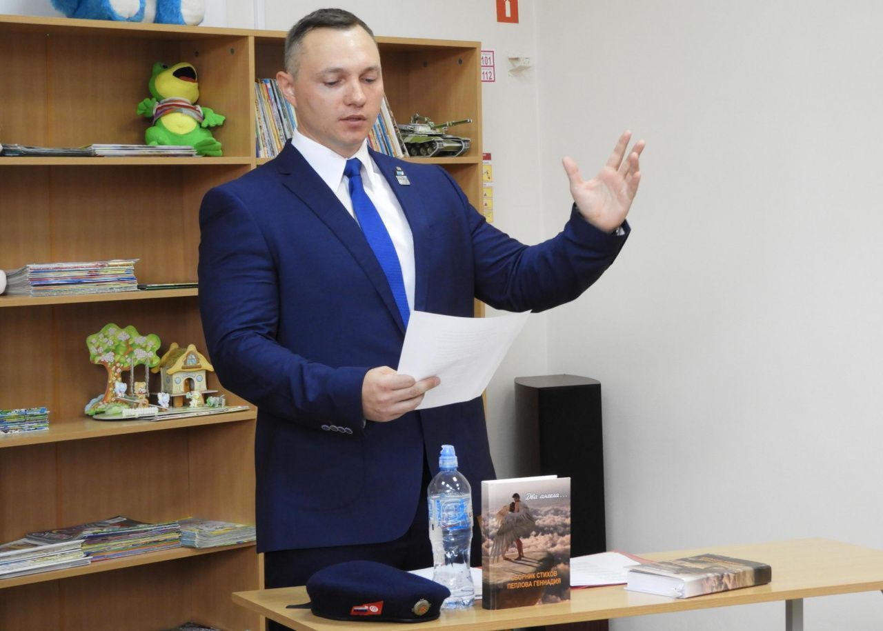 Карпинский поэт-тяжелоатлет проведет в библиотеке презентацию своей третьей книги стихов