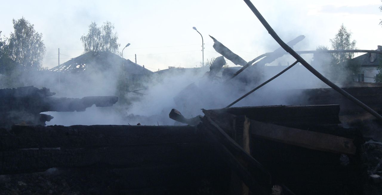 Сегодня ночью в поселке Веселовка горел дом, в котором спали три человека