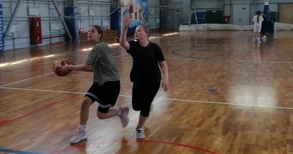 В Карпинске прошли баскетбольные баталии один на один. Лучшими игроками стали ученики школы №16