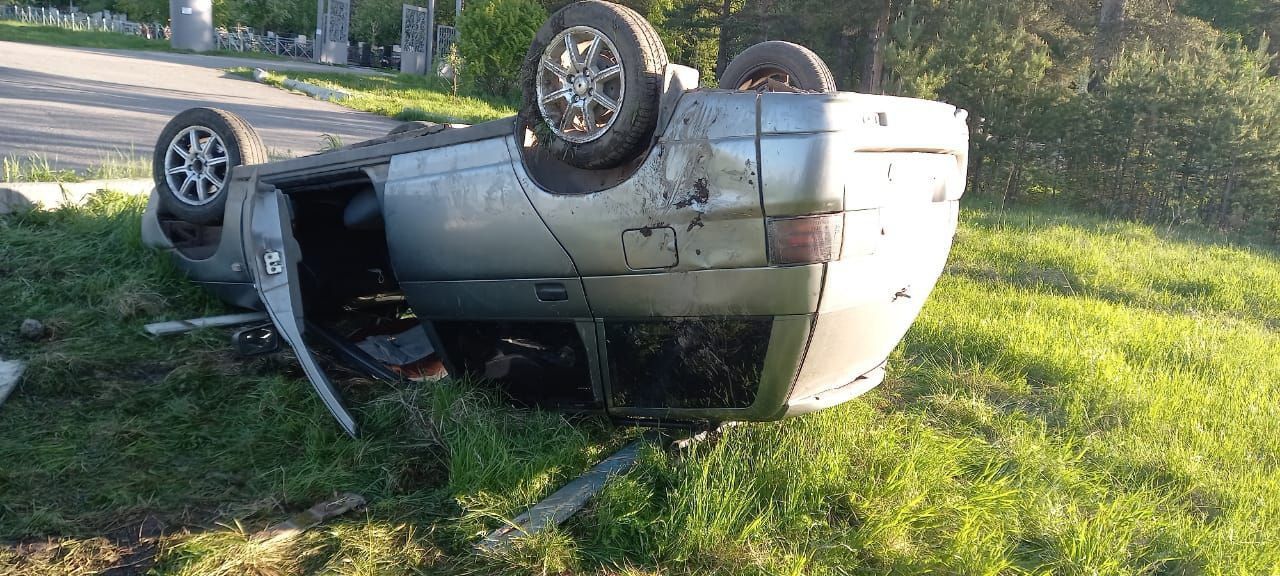 В Карпинске пасынок угнал у отчима автомобиль, покатал друзей и перевернулся