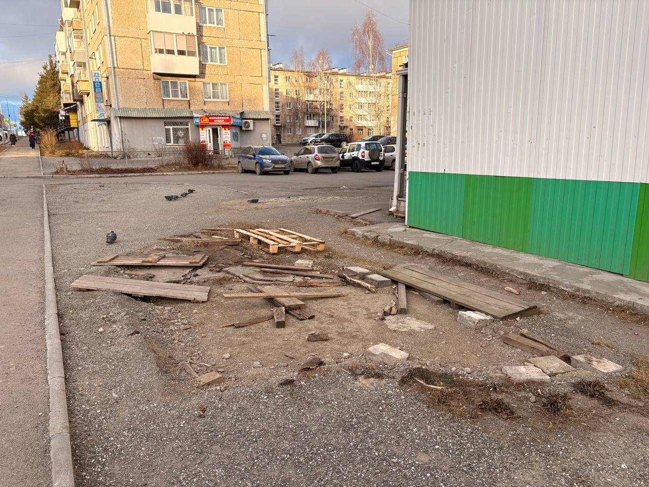 Горожанка просит убрать основания, оставшиеся от киосков «Роспечати»