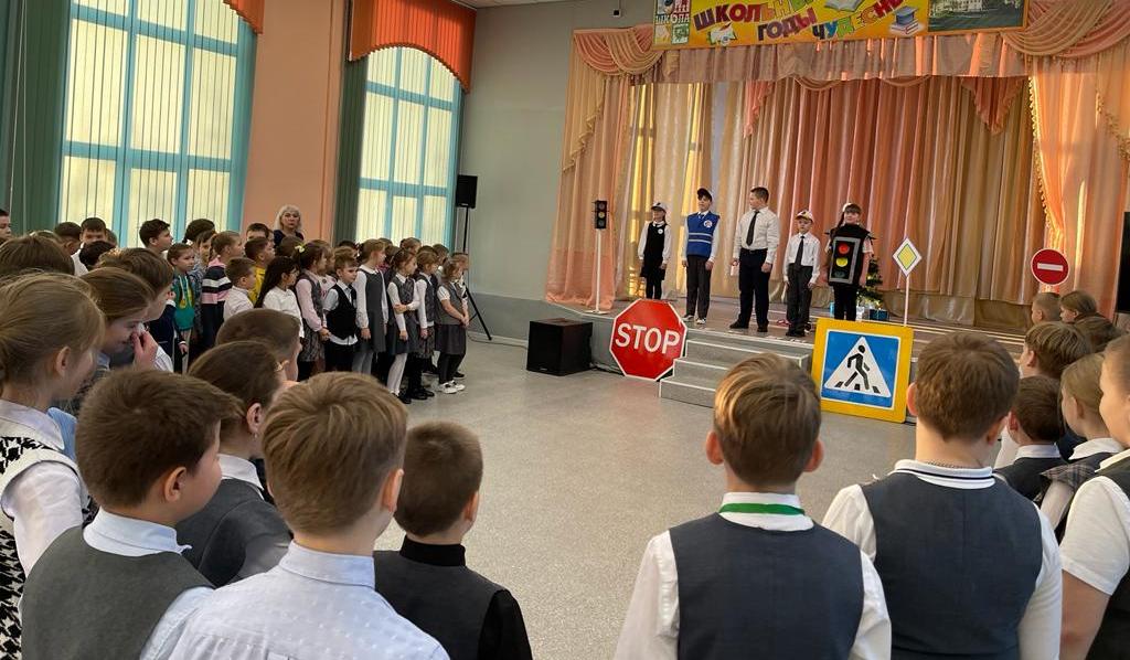Младшеклассникам школы №6 показали творческое представление на тему безопасности на дорогах