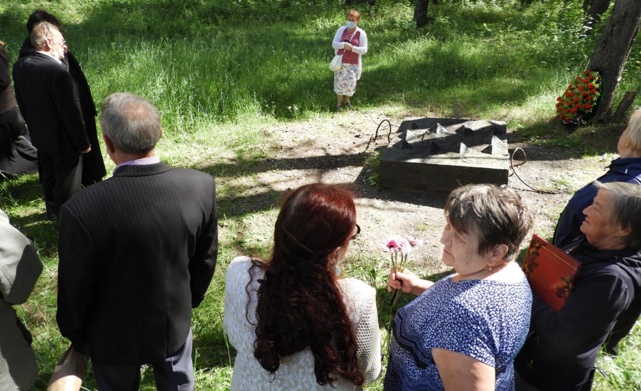 В Карпинске освятили старый мемориальный знак репрессированным