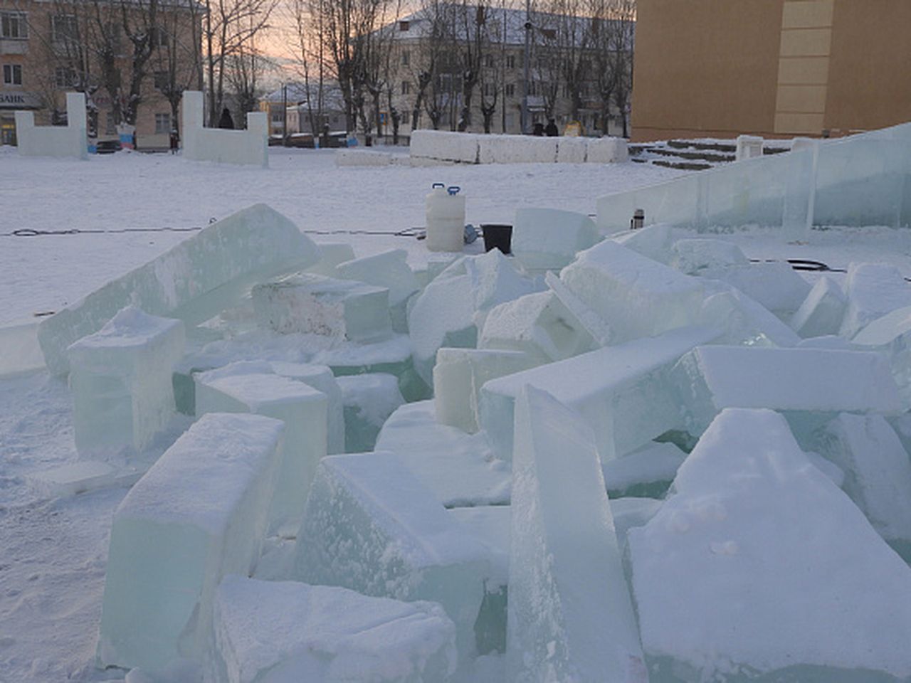 Началось строительство ледового городка