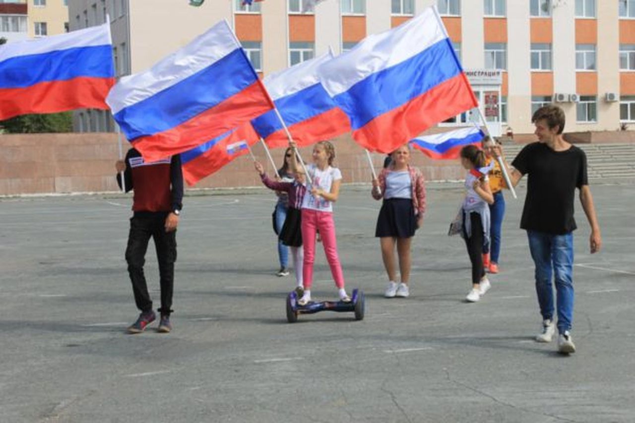 Юные карпинцы отметили День российского флага