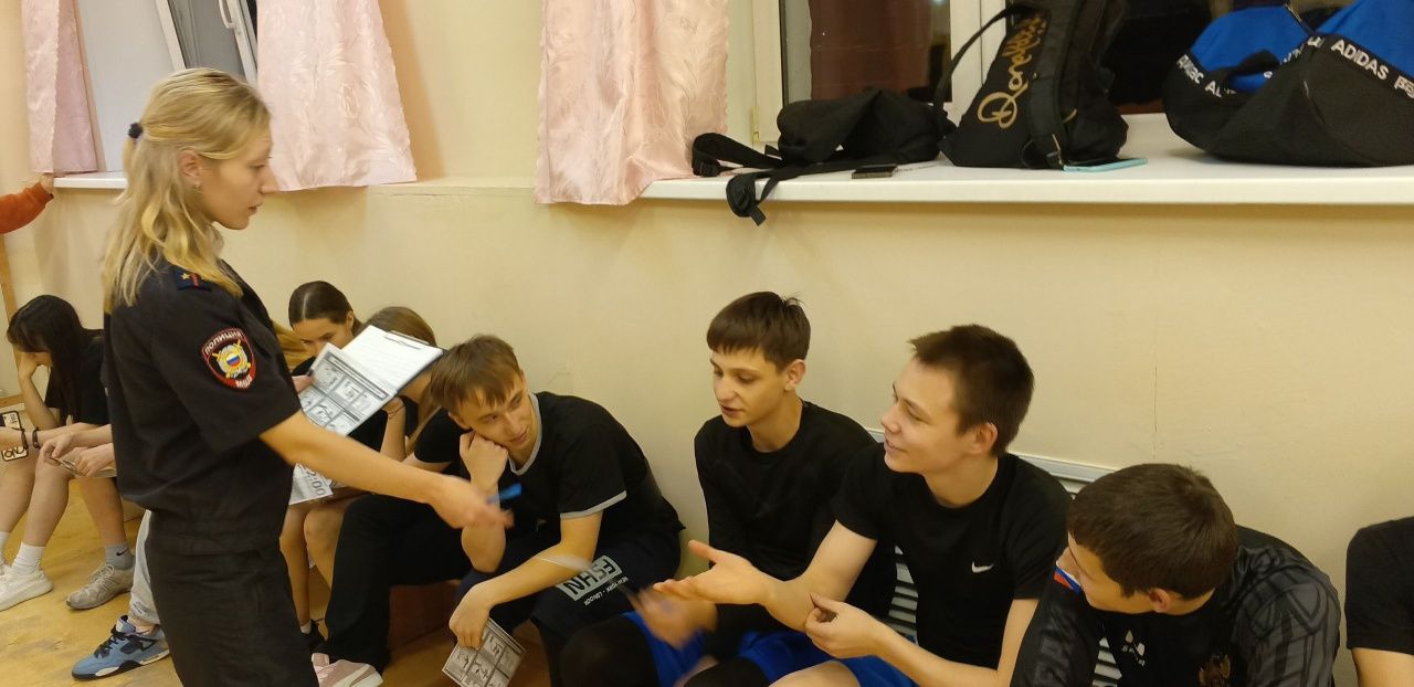 Инспекторы ПДН рассказали карпинцам о видах мошенничества и административной ответственности