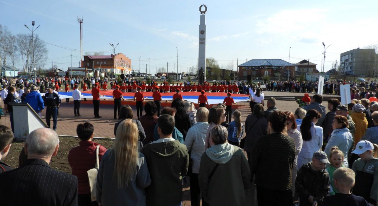 Присяга, вальс и минута молчания. Как в Карпинске прошел митинг, посвященный Дню Победы