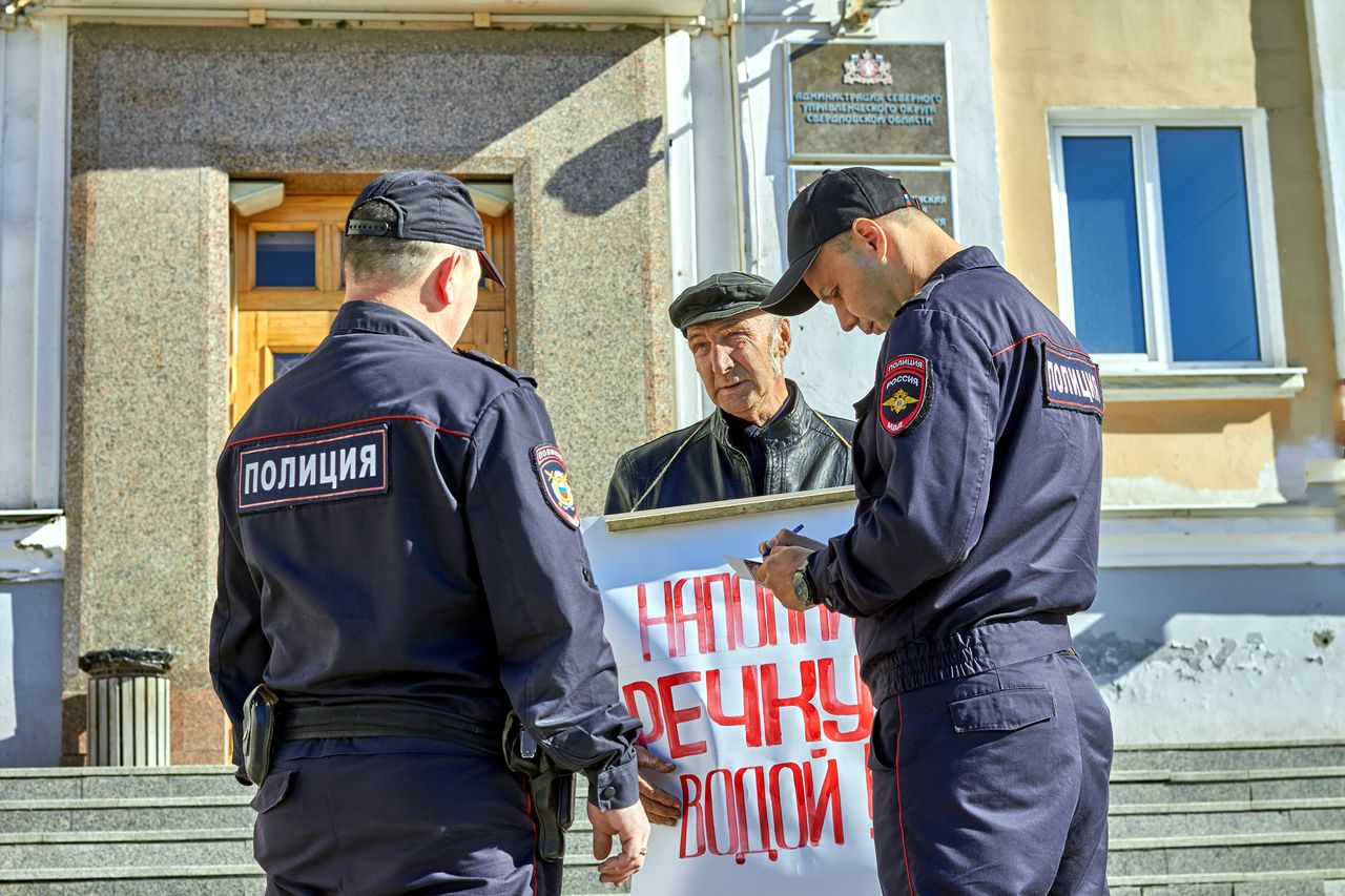Карпинский пенсионер вышел с одиночным пикетом к мэрии Краснотурьинска