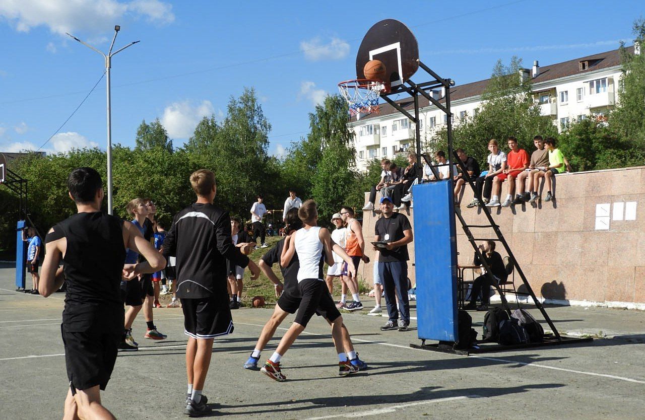 В Карпинске прошел городской турнир по уличному баскетболу