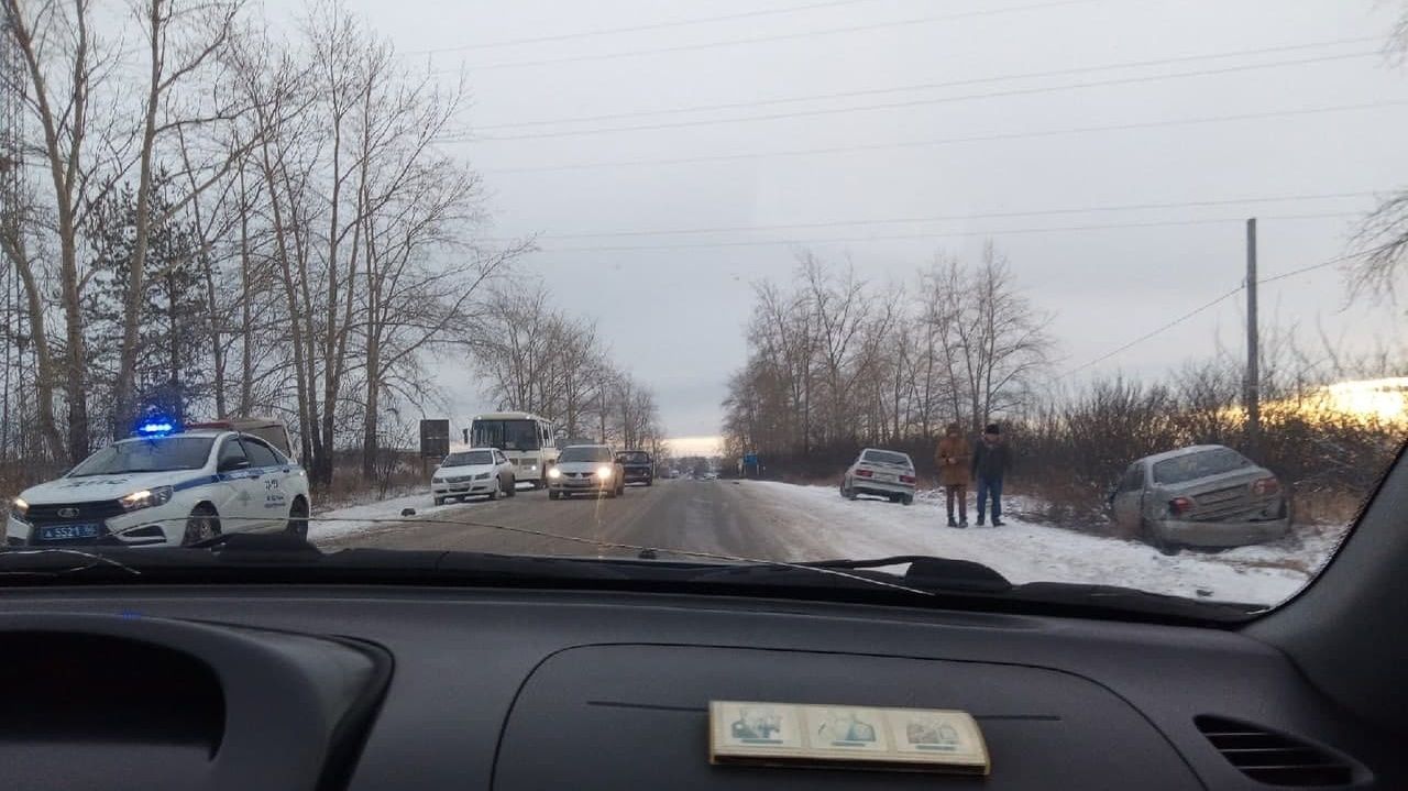 Рядом с Карпинском столкнулись иномарка и автобус