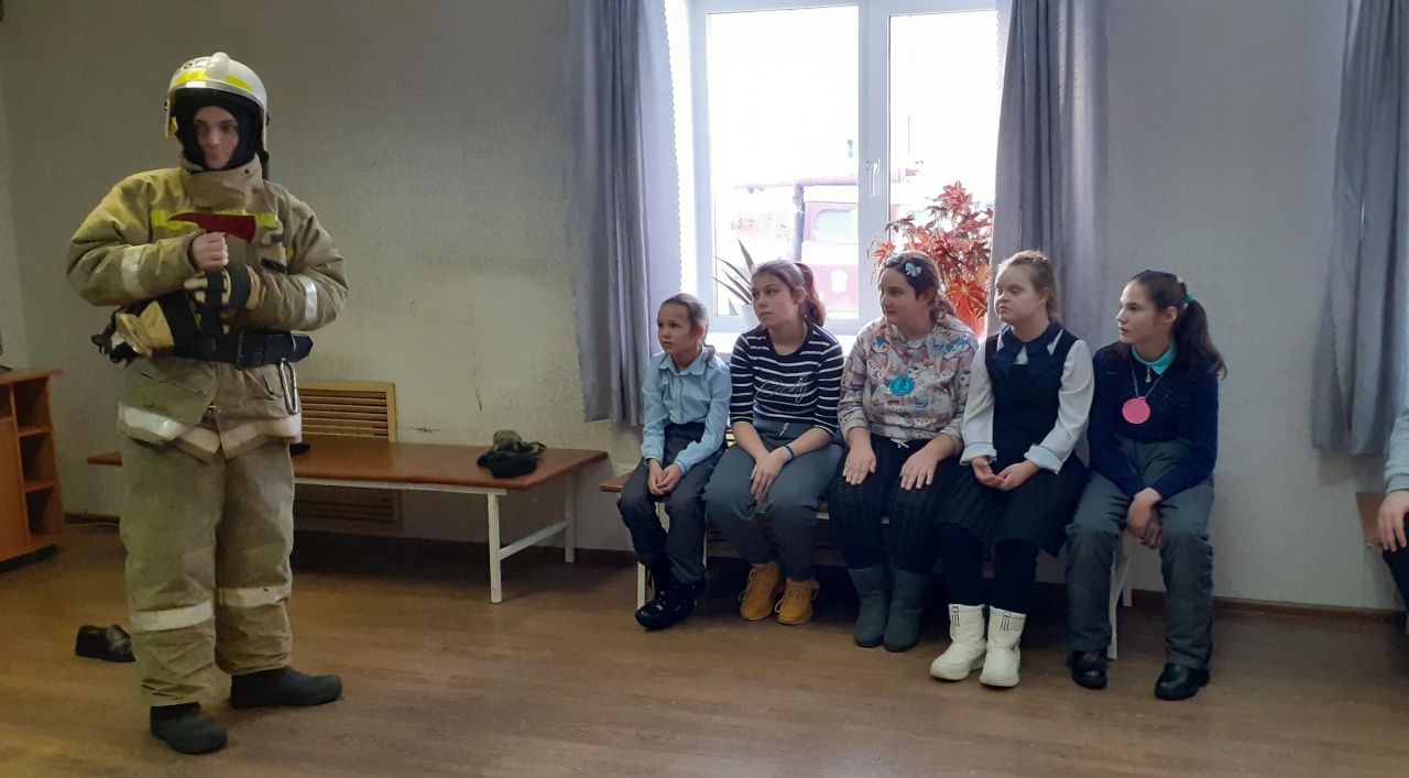 Дошколята поздравили карпинских пожарных с их профессиональным праздником