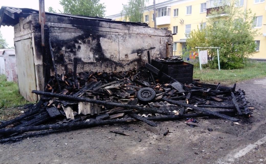 В Карпинске горели бесхозный сарай и частный гараж. Дознаватели не исключают поджог