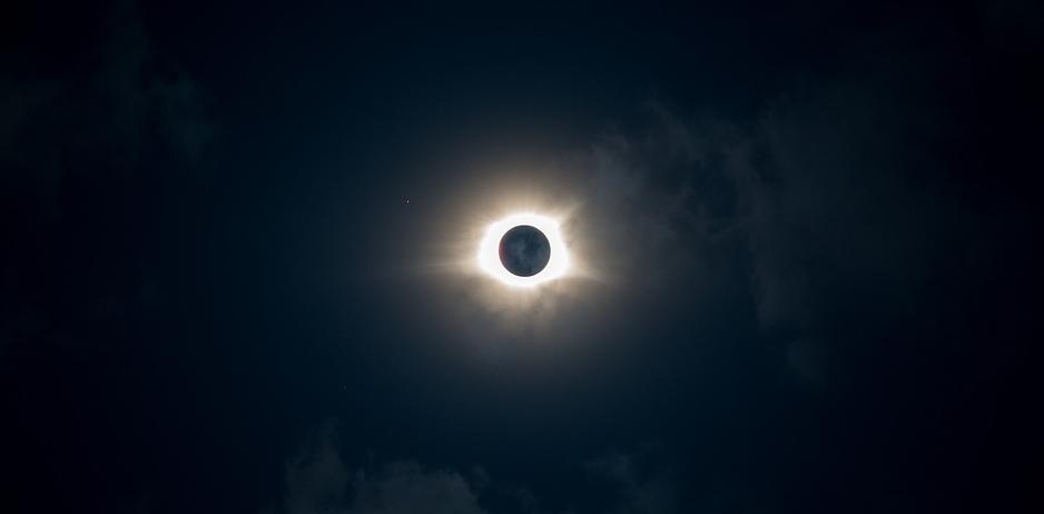 Сегодня перед закатом в небе можно будет увидеть затмение