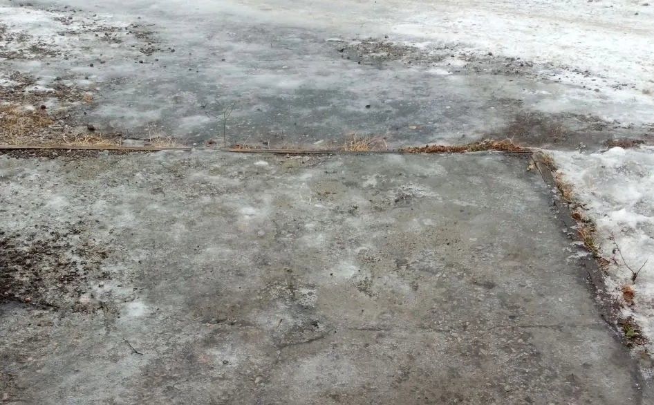 Жители дома по Луначарского жалуются на гололед у подъездов. В УК пообещали все подсыпать