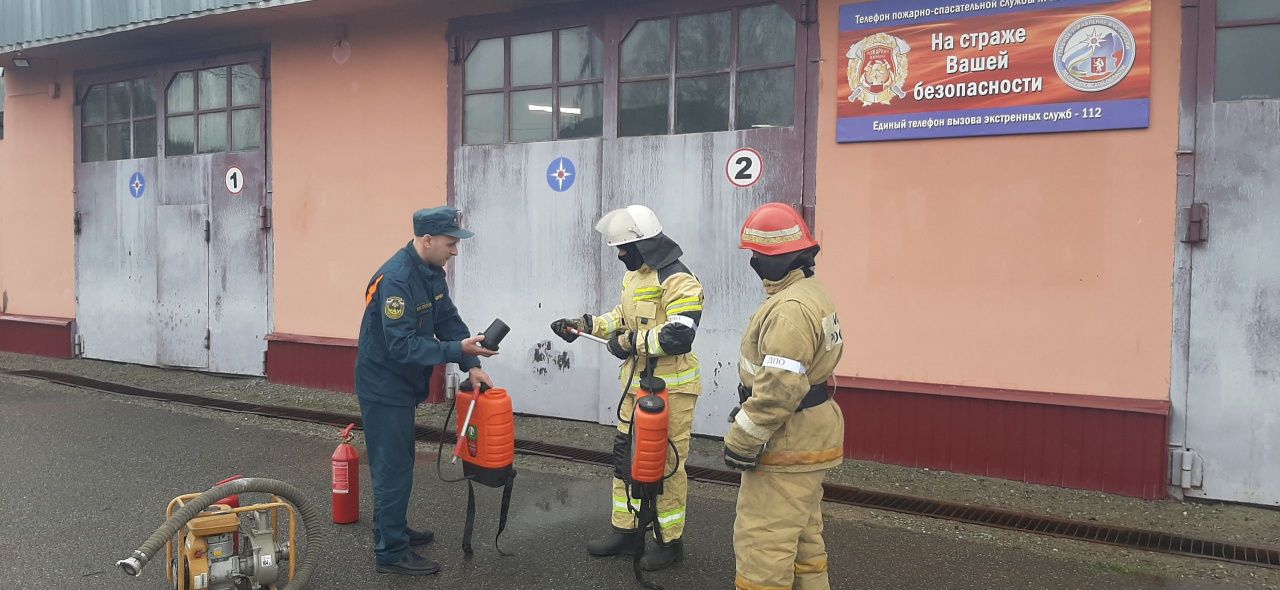 Добровольных пожарных научили пользоваться ранцевым огнетушителем и пожарным модулем «Спас»