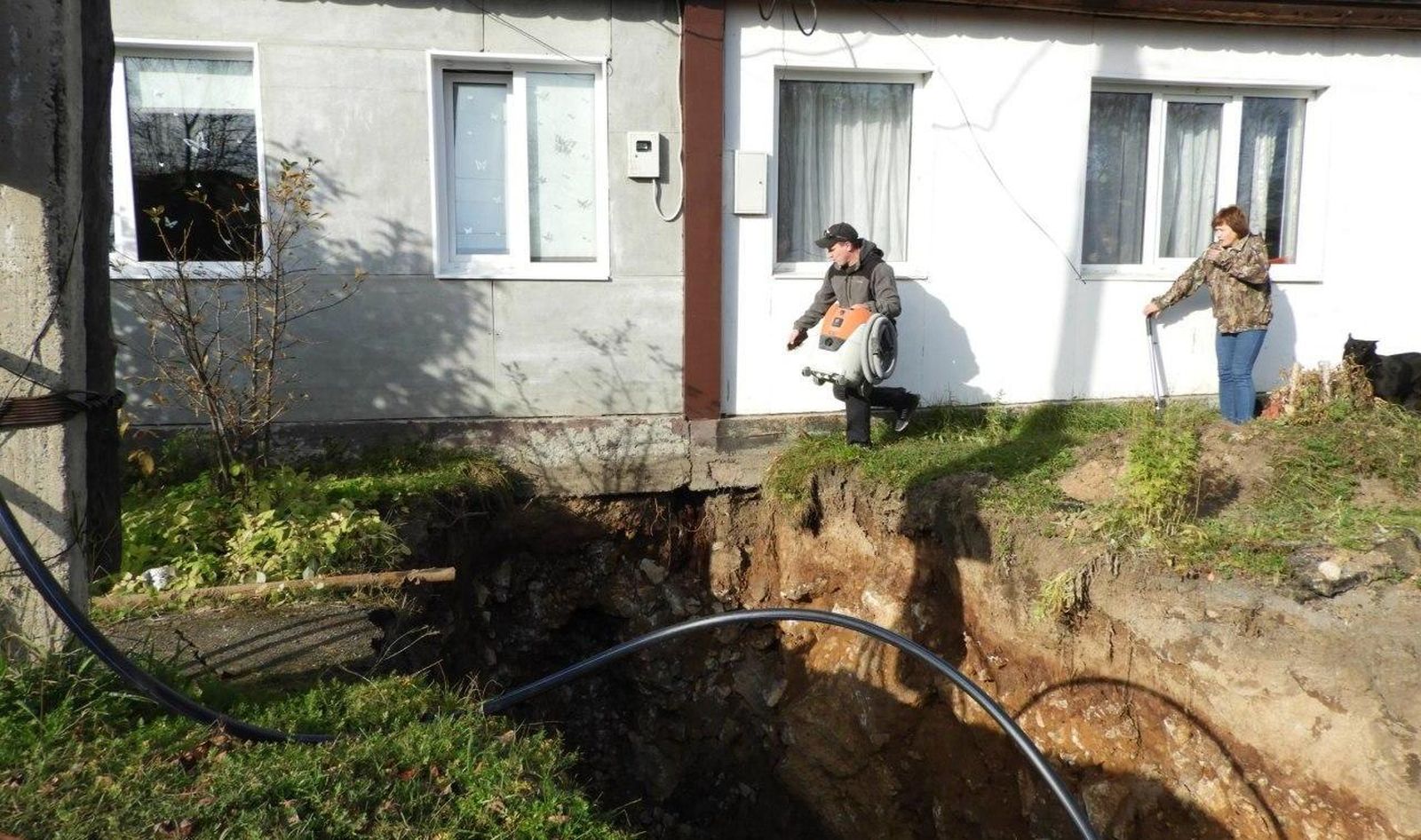 Собственники жалуются на коммунальщиков, которые уже четвертый месяц не могут подвести водопровод к дому