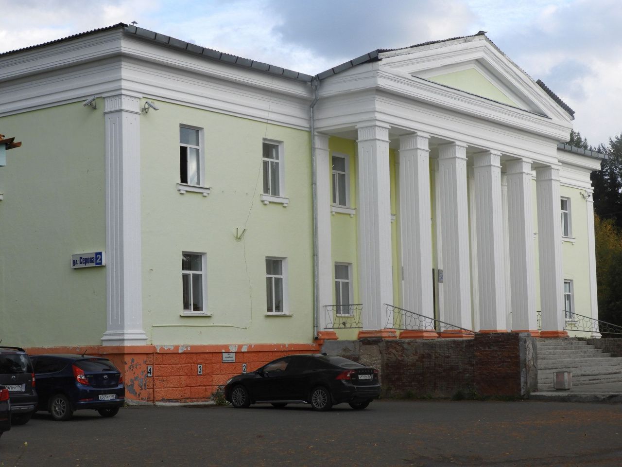 Мэр Карпинска добился у области выделения 120 миллионов рублей на ремонт здания ДКУ