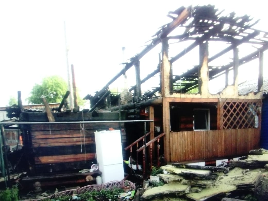 На улице Осипенко горела баня и дачный домик