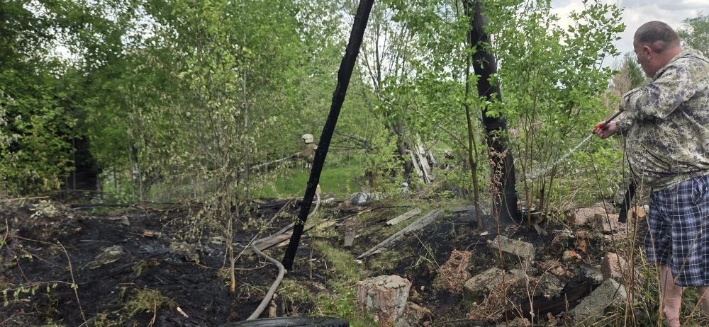 В поселке Веселовка горел мусор. Пока пожарные ехали на вызов, с огнем боролись местные жители