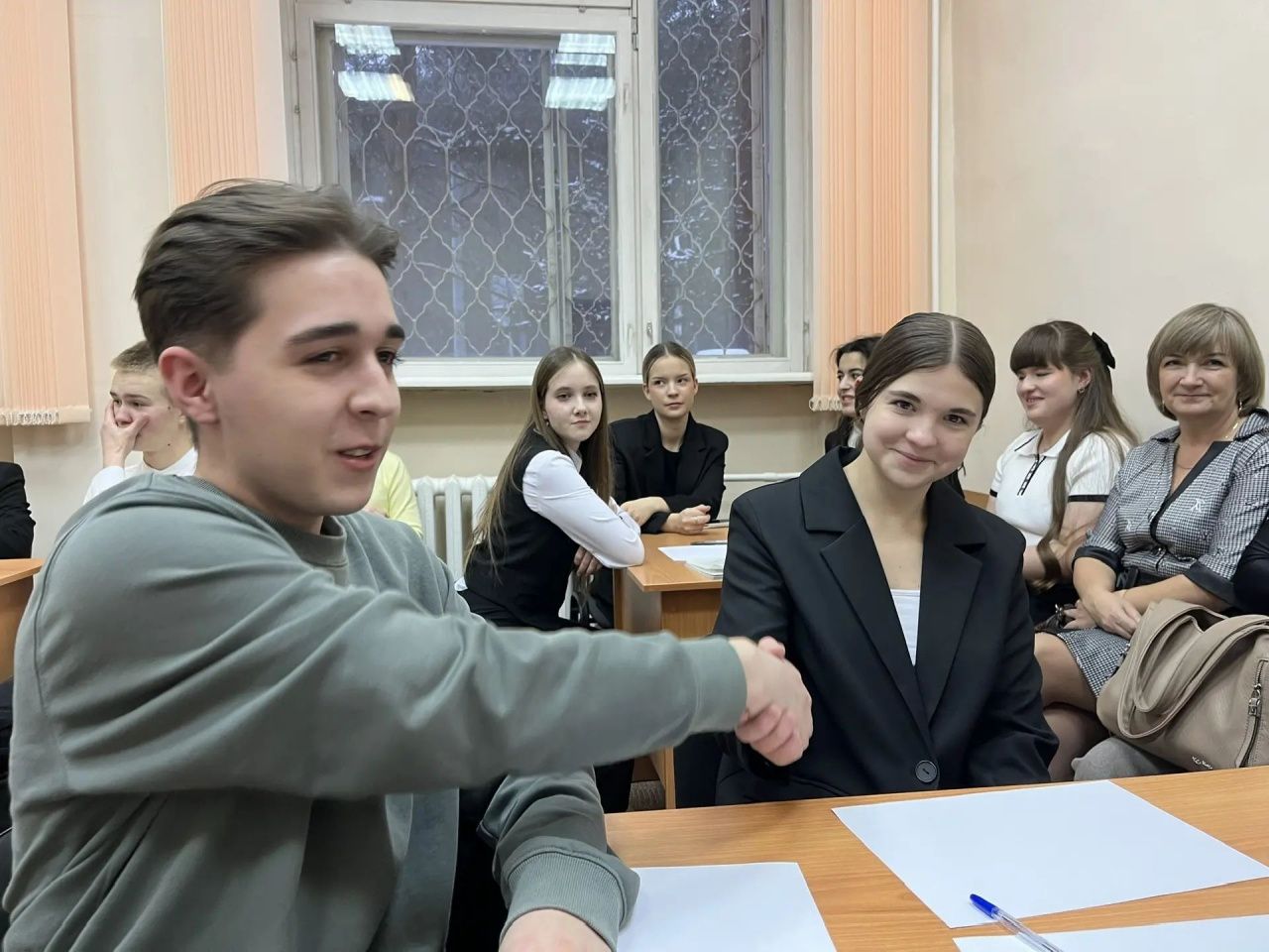 Карпинские старшеклассники придумывали новые статьи Конституции и примеряли на себя роль судей 