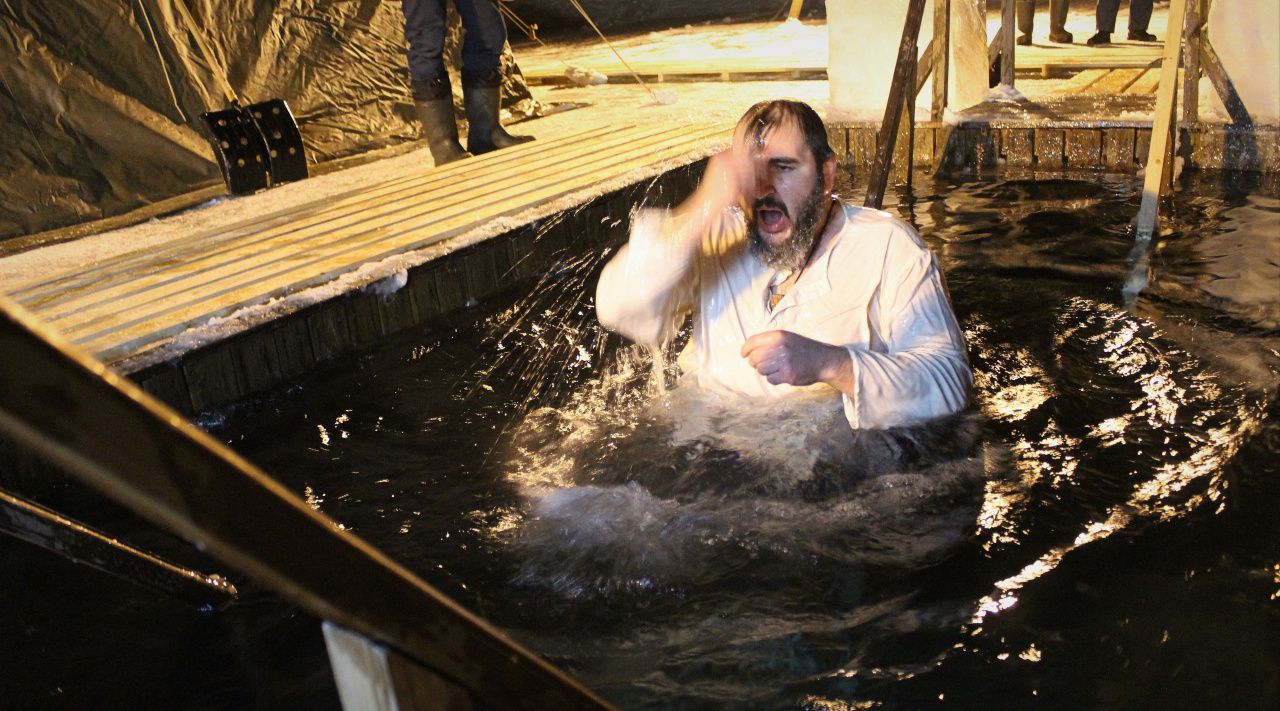 С головой под лед: в крещенских купаниях поучаствовали более 350 карпинцев