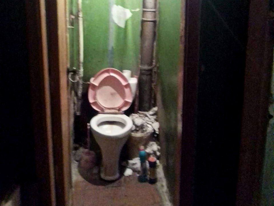Некоторые жильцы карпинского «общежития» почти две недели не могли пользоваться туалетом