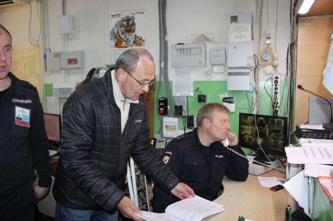  В Карпинске школьный учитель проверил работу правоохранительных органов