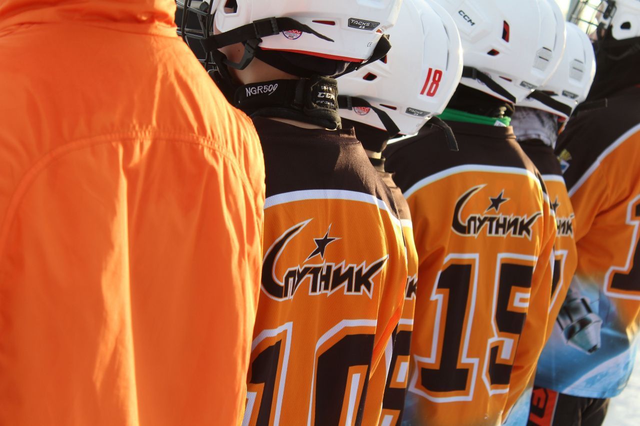 Итоги первого тура областного первенства по хоккею с мячом, где участвует самый молодой «Спутник»