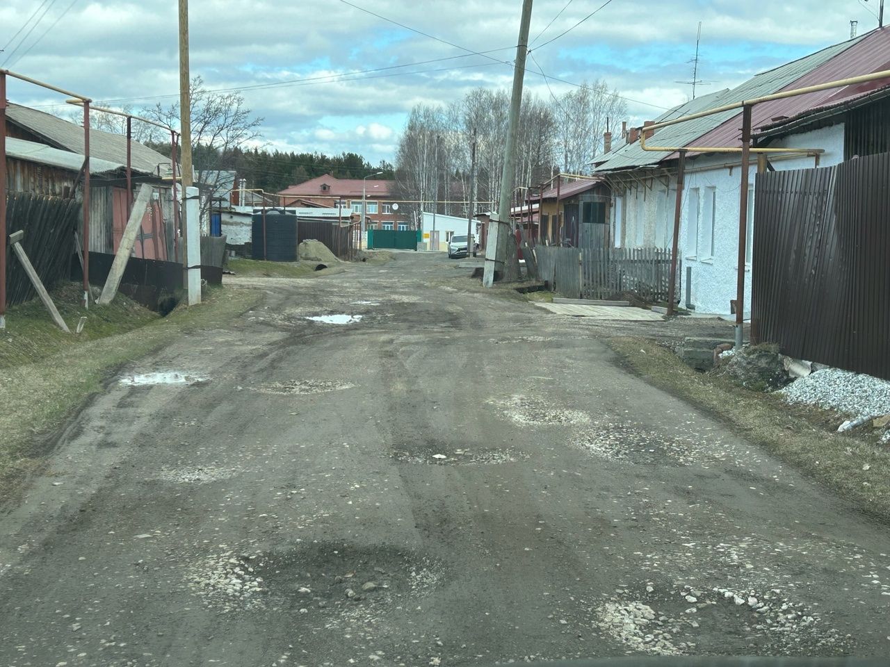 Жители частного сектора в северной части Карпинска просят властей подсыпать их улицы щебнем