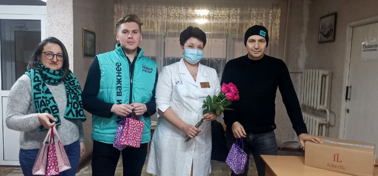 Карпинский депутат и активисты поздравили рожениц с Днем матери