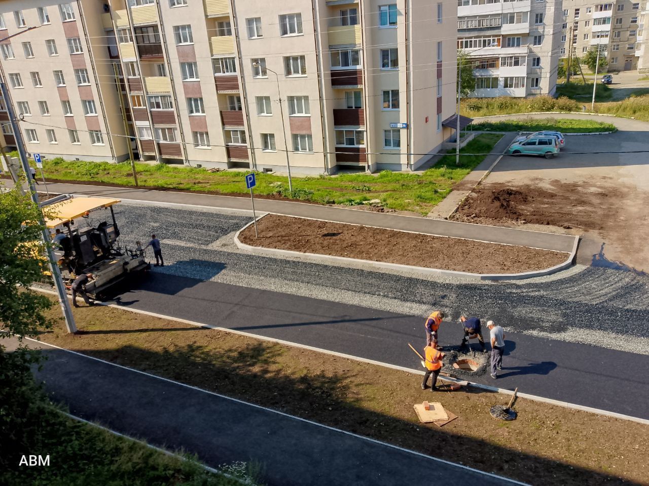 Улицу 8 Марта, которую должны были сдать еще в прошлом году, начали асфальтировать