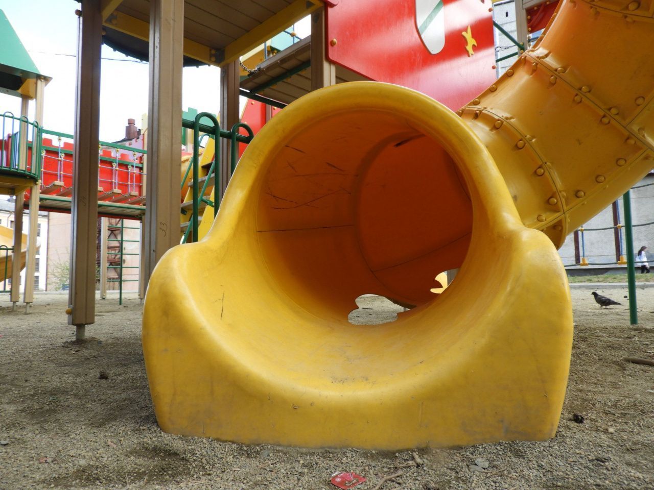 В Карпинске отремонтируют детские площадки, в том числе дырявые горки возле музея