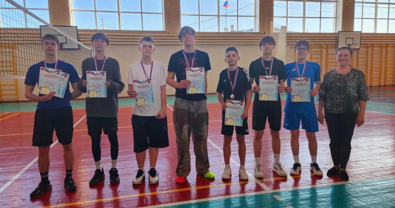 Карпинские школы выяснили, чьи ученики лучше играют в волейбол