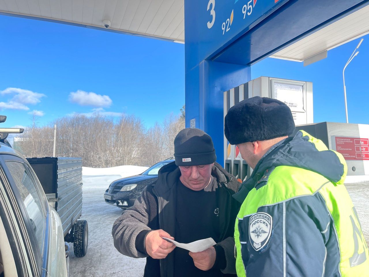 Сотрудники ГАИ проехались по местным автозаправочным станциям, чтобы пообщаться с водителями