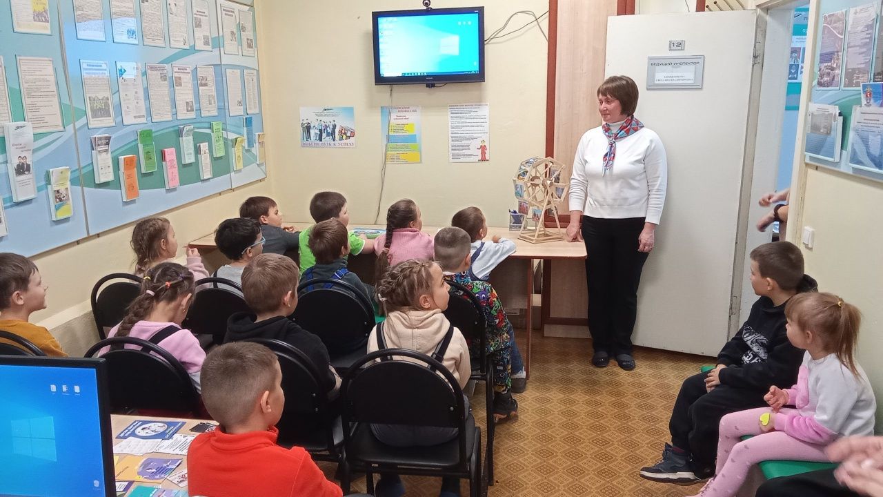 Сотрудники Карпинского центра занятости провели экскурсию для дошколят