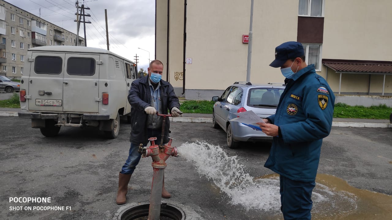 В Карпинске проверили пожарные гидранты. Начальник ПСЧ отметил отсутствие крышек на колодцах