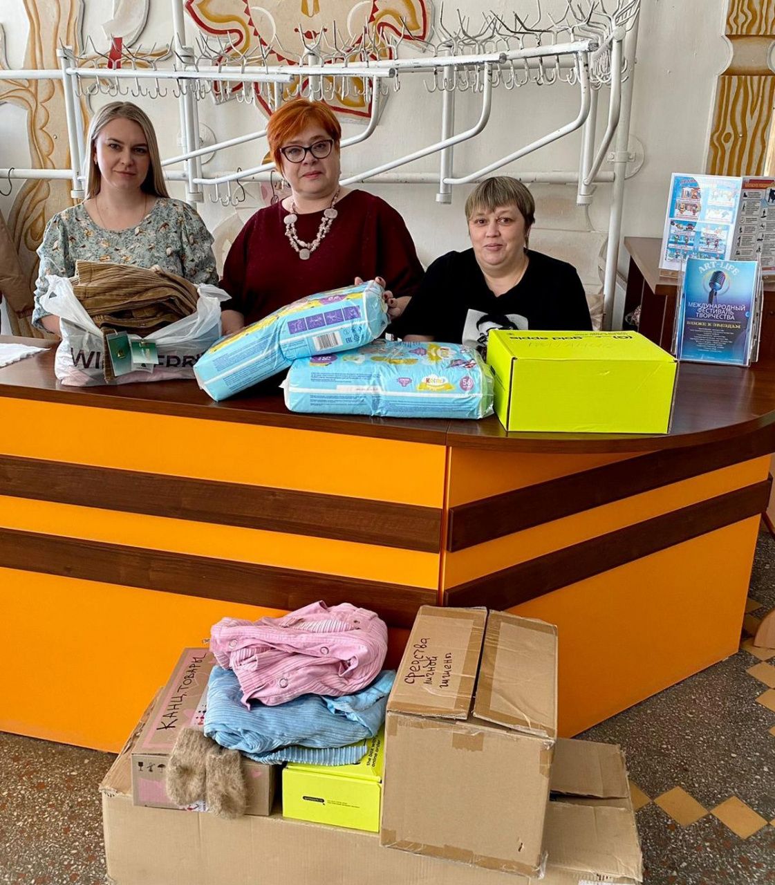 Родители и педагоги ДООЦ отправили гуманитарную помощь беженцам из ЛНР и ДНР