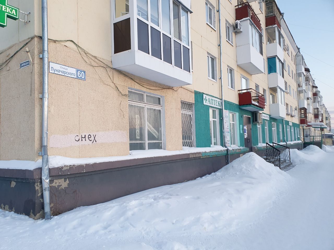 Жители пятиэтажного дома по Луначарского больше полугода страдают от утечки канализации в подвале