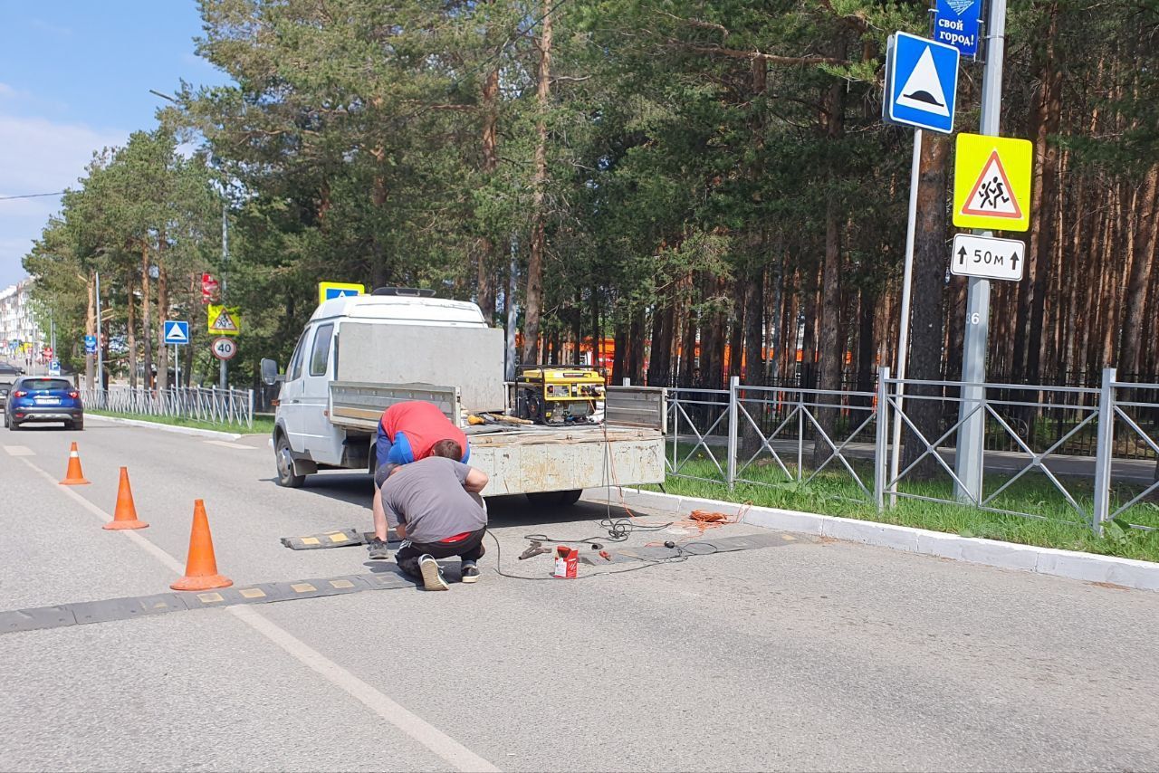 В Карпинске идет ремонт «лежачих полицейских»