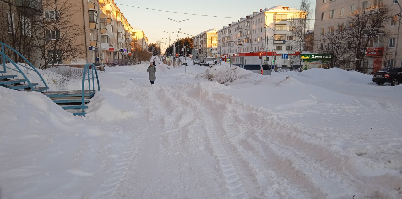 «Полоса препятствий, а не тротуар»: карпинцы продолжают массово жаловаться на заснеженные улицы