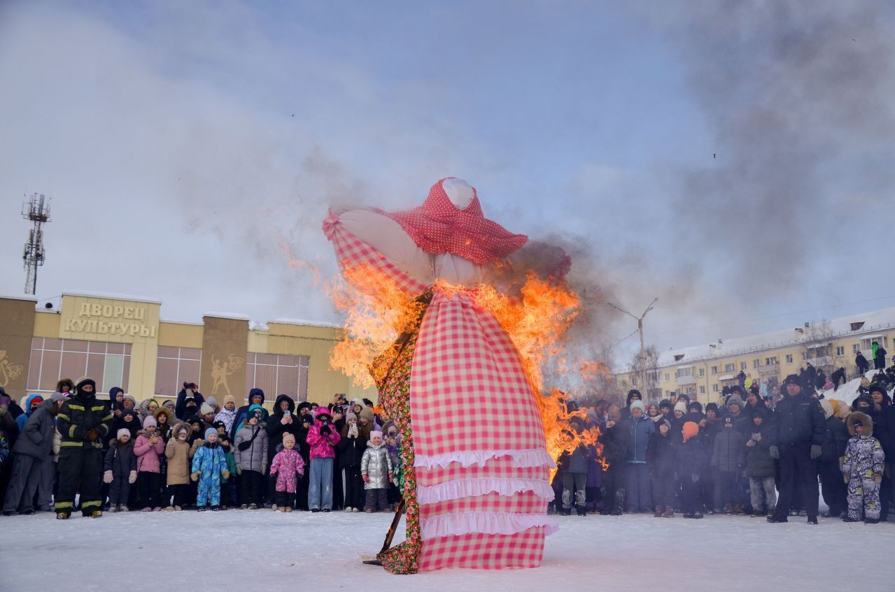 Карпинцы сожгли на площади соломенное чучело и проводили зиму