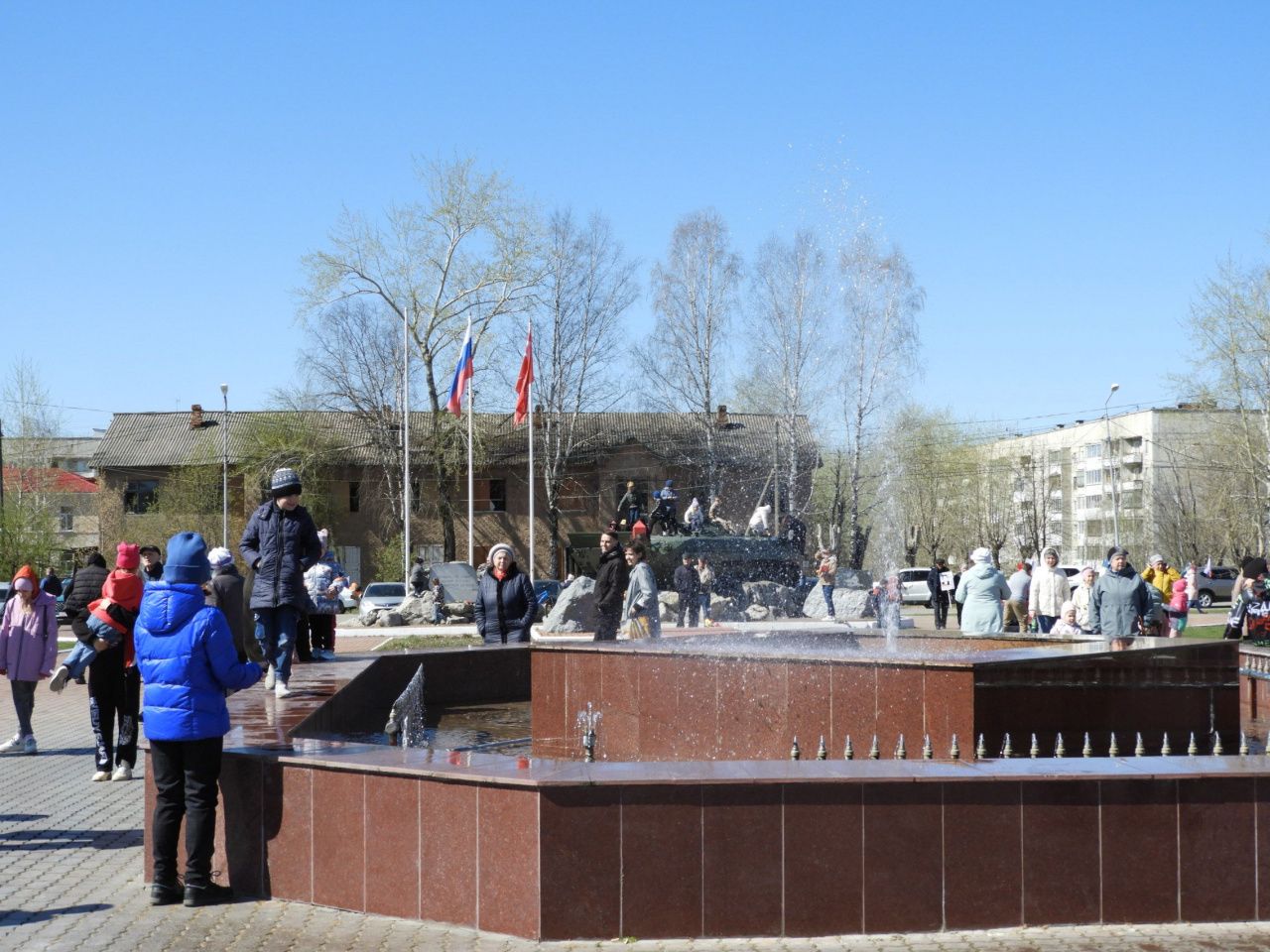 В Карпинске включили городской фонтан