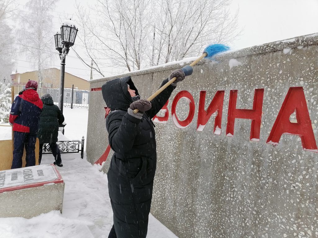 Волонтеры-школьники и библиотекари очистили от снега памятник героям Великой Отечественной