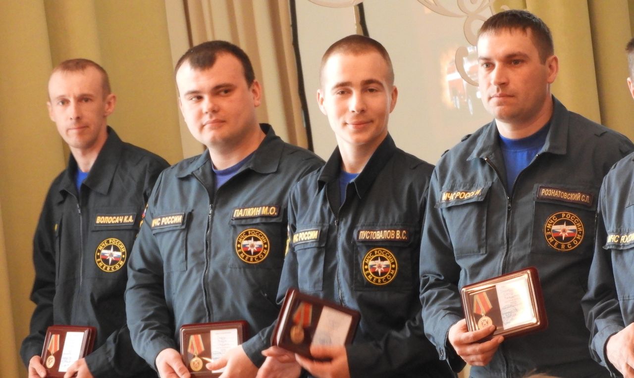 Карпинских пожарных наградили грамотами и медалями в честь юбилея службы